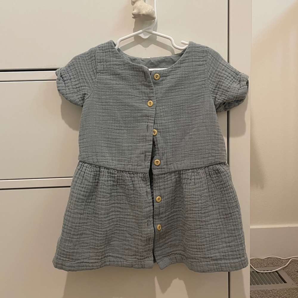 H&M button down muslin dress. Worn a couple times. Perfect condition.